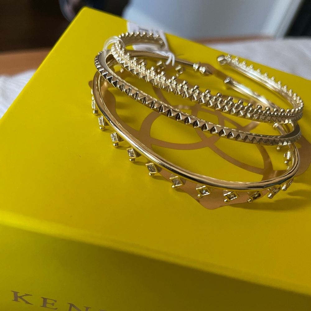 Kendra Scott Delphine Pinch bracelet set in gold.